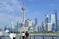 Auf unserer Gruppenreise mit Studiosus machen wir einen Stopp in der Hafenstadt Shanghai und bummeln über die Uferpomendae Bund und genießen den Blick auf die Wolkenkratzer-Skyline von Pudong. Dies ist ein Highlight jeder Rundreise durch China.
