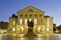 Auf unserer Gruppenreise mit Studiosus besichtigen wir das Deutsche Nationaltheater in Weimar, mit dem beleuchteten Goethe-Schiller-Denkmal im Vordergrund.