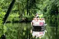 Auf unserer Gruppenreise mit Studiosus genießen wir die Natur bei einer Kahnfahrt im Spreewald bei der sie von einem Fährmann durch die idyllische Flusslandschaft geführt wird. Ein Highlight unserer Eventreise nach Brandenburg.