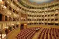 Auf unserer Gruppenreise mit Studiosus  erleben wir den opulenten Innenraum des Teatro La Fenice in Venedig. Ein Highlight der Eventreise sind die goldverzierten Logenränge und die roten Sitze des Opernhauses.