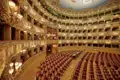 Auf unserer Gruppenreise mit Studiosus  erleben wir den opulenten Innenraum des Teatro La Fenice in Venedig. Ein Highlight der Eventreise sind die goldverzierten Logenränge und die roten Sitze des Opernhauses.