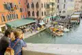 Auf unserer Gruppenreise mit Studiosus genießen wir den Ausblick auf den Canale Grande von der berühmten Canale Grande. Ein Highlight jeder Rundreise durch Venedig