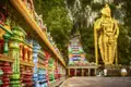 Auf unserer Gruppenreise mit Studiosus besuchen wir die Batu Caves in Malaysia mit der großen, goldenen Statue von Lord Murugan und der langen, bunten Treppe, die zu den Höhlentempeln führt. Ein Highlight jeder Rundreise durch Malaysia.