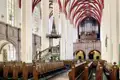 Auf unserer Gruppenreise mit Studiosus bewundern wir die Innenansicht der Thomaskirche in Leipzig, mit Blick auf die Kirchenbänke, die Kanzel und die Orgel. Ein kulturelles Highlight unserer Städtereise nach Leipzig.