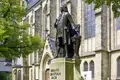 Auf unserer Gruppenreise mit Studiosus entecken wir das bronzene Denkmal von Johann Sebastian Bach vor der gotischen Thomaskirche in Leipzig, ein ein Highlight jeder Städtereise nach Leipzig