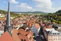 Auf unserer Rundreise mit Studiosus genießen wir den Weitblick über eine die Fachwerkstadt Schmalkalden mit roten Dächern und einer Kirche, ein Highlight jeder Städtereise.