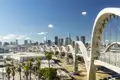 Die markante Bogenarchitektur der Sixth Street Viaduct vor der sonnigen Skyline von Downtown Los Angeles mit Palmen, ein toller Anblick auf unserer Rundreise mit Studiosus.
