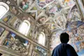 Auf unserer Gruppenreise mit Studiosus bewundern wir die Deckenmalereien und das Jüngste Gericht in der Sixtinischen Kapelle. Diese Kunstwerke von Michelangelo sind die Höhepunkte unserer Studienreise nach Rom