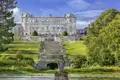 Auf unserer Rundreise mit Studiosus bewundern wir das herrschaftliche Powerscourt House mit seinen berühmten Terrassengärten, einer großen Freitreppe und einem See in Irland.
