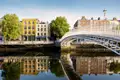 Auf dem Rundgang durch Dublin während unserer Eventreise mit Studiosus sehen wir die Wahrzeichen der Hauptstadt, hier die Half Penny Bridge über dem Fluss Liffey.