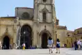 Teilnehmer einer Studienreise besichtigen die imposante gotische Kathedrale von Oviedo in Asturien bei Sonnenschein.