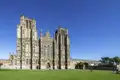 Die figurenreiche Westfassade der gotischen Kathedrale von Wells in England, welche wir auf unserer Rundreise mit Studiosus besuchen.