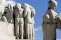 Detailansicht der expressiven Granitskulpturen von Gustav Vigeland im Vigelandpark in Oslo bei strahlend blauem Himmel, ein Highlight unserer Studiosus Gruppenreise nach Norwegen.