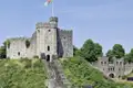 Der normannische Bergfried von Cardiff Castle in Wales, ein Höhepunkt der Studienreise, mit der walisischen Flagge auf dem Turm.