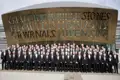 Der Treorchy Male Voice Choir posiert für ein Gruppenfoto vor dem modernen Wales Millennium Centre in Cardiff, ein Stopp auf unserer Eventreise mit Studiosus.