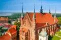 Der imposante Dom zu Frauenburg in Frombork, ein Meisterwerk der Backsteingotik, mit weitem Blick auf das Frische Haff, ein toller Ausblick, den wir auf unserer Gruppenreise mit Studiosus genießen.