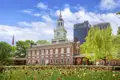 Die historische Independence Hall in Philadelphia, UNESCO-Welterbe, an einem sonnigen Tag hinter einem farbenfrohen Tulpenbeet, ein toller Stopp auf unserer Gruppenreise in die USA mit Studiosus.
