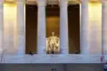Monumentale, sitzende Statue von Abraham Lincoln im abends beleuchteten Lincoln Memorial in Washington mit Besuchern auf den Stufen, ein toller Anblick, den wir auf unserer Rundreise mit Studiosus in die USA bewundern.
