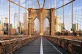 Der leere Fußgängerweg der Brooklyn Bridge in New York City führt im warmen Licht auf die Skyline von Manhattan zu, ein Highlight, über diese auf unserer Gruppenreise mit Studiosus zu spazieren.