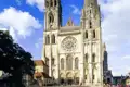 Die imposante Westfassade der Kathedrale von Chartres, ein Meisterwerk der Gotik, mit ihren zwei ungleichen Türmen, welche wir auf unserer Gruppenreise mit Studiosus bewundern