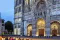 Auf unserer Rundreise mit Studiosus in die Normandie betrachten wir bei Dämmerung die kunstvoll beleuchtete Westfassade der Kathedrale von Rouen.