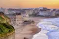 Die Küste von Biarritz in der goldenen Abendsonne mit Blick auf den breiten Sandstrand und die elegante Promenade, ein Highlight unserer Rundreise mit Studiosus nach Frankreich