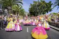 Auf unserer Gruppenreise mit Studiosus nach Madeira sind wir  bei der Parade des Blumenfests in Funchal auf einer von Palmen gesäumten Straße.