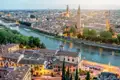 Weitblick über die historische Altstadt von Verona in der Abenddämmerung, entlang des Flusses Etsch mit beleuchteten Gassen, ein Highlight jeder Studiosus Rundreise nach Italien.