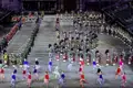 Internationale Marching- und Pipebands mit Tänzerinnen in bunten Kostümen beim Basel Tattoo vor der Kaserne Basel, ein Highlight unserer Studiosus Eventreise