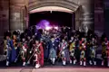 Musiker in schottischen Kilts marschieren nachts beim Basel Tattoo aus einem Tor der historischen Kaserne, ein absoltues Highlight auf unserer Eventreise nach Basel.