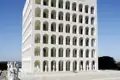Auf unserer Gruppenreise mit Studiosus sehen wir den  monumentalen Palazzo della Civiltà Italiana, das Colosseo Quadrato, im EUR-Viertel von Rom mit seiner ikonischen Bogenfassade.