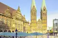 Sonnige Ansicht des Bremer Marktplatzes mit dem UNESCO-Welterbe Rathaus und St. Petri Dom. Ein Highlight jeder Studiosus Gruppenreise.