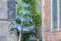 Die Bronzestatue der Bremer Stadtmusikanten, ein Wahrzeichen Bremens, steht vor der historischen Backsteinfassade des Rathauses, ein Highlight auf jeder Studiosus Gruppenreise.