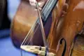 Detailaufnahme eines Cellisten, der sein Instrument spielt, als Beispiel für eine kulturelle Leistung, die im Rahmen der Eventreise angeboten wird.
