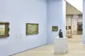 Heller, moderner Ausstellungsraum der Kunsthalle Bremen mit Gemälden in Goldrahmen an der Wand und einer Skulptur auf einem Sockel, ein Highlight jeder Studiosus Gruppenreise.