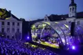 Publikum bei einer Operngala der Schlossfestspiele Regensburg im festlich beleuchteten Innenhof von Schloss St. Emmeram, ein Highlight unserer Eventreise mit Studiosus.