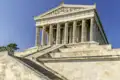 Die imposante Ruhmeshalle Walhalla über dem Donautal mit Besuchern auf der großen Steintreppe bei Sonnenschein, ein Highlight unserer Studiosus Gruppenreise nach Regensburg