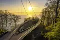 Spektakulärer Skywalk Königsstuhl auf Rügen bei Sonnenuntergang mit weitem Blick über die Kreidefelsen und die Ostsee, ein Highlight unserer Gruppenreise mit Studiosus.