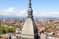 Panoramablick auf Turin mit der markanten Kuppel der Mole Antonelliana vor der Kulisse der schneebedeckten Alpen, ein Highlight unserer Italien-Gruppenreise mit Studiosus.
