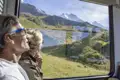 Die Schweiz lässt sich entspannt mit der Bahn bereisen - so wie wir das auf unserer Studienreise machen und Berge und Almen am Zugfenster vorbeiziehen lassen.