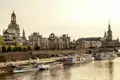 Skyline der Dresdner Altstadt mit der Frauenkirche am Elbufer mit Ausflugsschiffen, welche wir auch auf unserer Rundreise mit Studiosus bewundern können