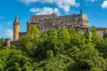 Die mittelalterliche Burg Vianden in Luxemburg thront majestätisch auf einem dicht bewaldeten Hüge, ein Schöner Ausblick auf unserer Rundreise mit Studiosus