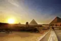 Zu unserer Reise nach Ägypten für Singles und Alleinreisende gehört der Besuch des Sphinx, der  Chefren- und der Cheopspyramide. Die untergehende Sonne taucht Landschaft und Bauten in ein eindrucksvolles Licht.