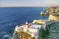 Luftaufnahme des Leuchtturms am Cabo de São Vicente, der auf hohen Klippen über dem Atlantik an der Algarve thront, ein Hingucker auf unserer Studiosus Gruppenreise nach Portugal.