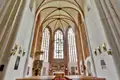 Innenansicht der Marienkirche in der Zisterzienserabtei Kolbacz mit hohem Kreuzrippengewölbe aus Backstein und gotischen Fenstern, ein Highlight unserer Gruppenreise mit Studiosus nach Polen.