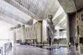 Statuevon Ramses II im modernen Atrium des Grand Egyptian Museum.
