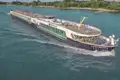 Das moderne Flusskreuzfahrtschiff Lady Diletta gleitet während einer Studienreise bei Sonnenschein auf dem Rhein.