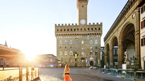 Bei der Städtereise nach Florenz besuchen Sie auch die Piazza della Signoria, wo es den Palazzo Vecchio, Michelangelos David und andere Skulpturen zu bestaunen gibt.