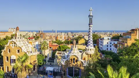Auf unserer CityLights-Städtereise nach Barcelona erleben Sie in kleiner Gruppe mit Studiosus-Reiseleitung die Highlights der katalanischen Hauptstadt, etwa den Park Güell mit seinen einzigartigen Gebäuden und Türmen.