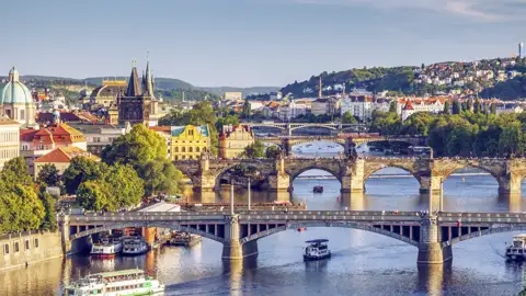 Bei Ihrer Studiosus CityLights Reise nach Prag können Sie sich auf das Panorama mit Blick auf die Moldau, die Karlsbrücke und die historischen Bauten am Ufer freuen.